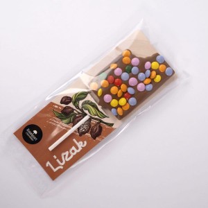 Lizak z czekolady mlecznej z kolorowymi cukierkami 35 g
